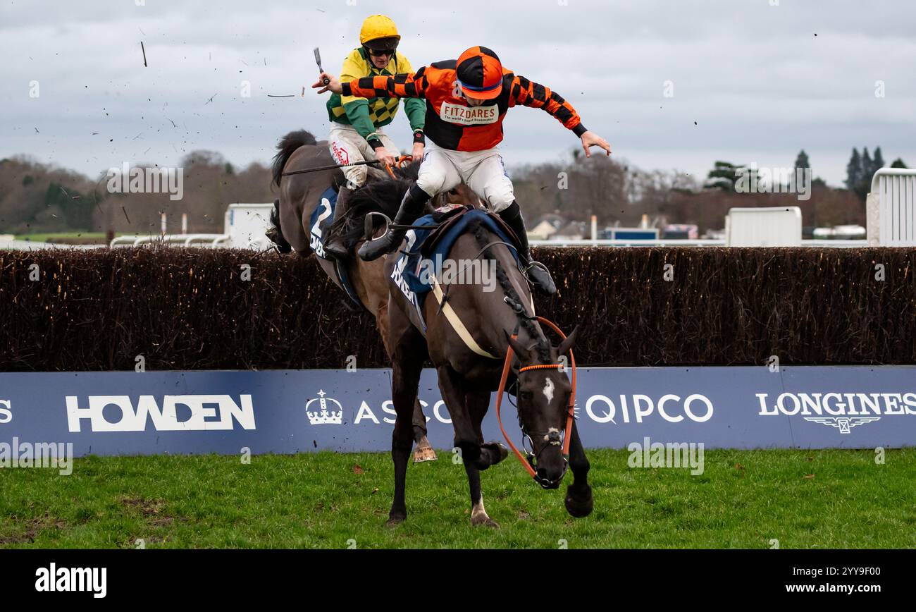 Ascot, Berkshire, Freitag, den 20. Dezember 2024; Jockey Ben Jones erholt sich an Bord von Personal Ambition, verliert und gewinnt dann wieder die Zügel, aber es war nicht einmal der Sieg, als Mark of Gold und Caoilin Quinn den Preis wegen des letzten Fehlers für die Trainer Gary & Josh Moore und die Besitzerin Stevie Fisher & Friends schnappen. Credit JTW equine Images / Alamy Live News. Stockfoto