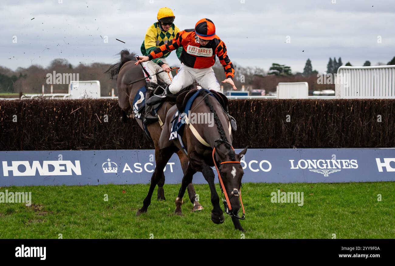 Ascot, Berkshire, Freitag, den 20. Dezember 2024; Jockey Ben Jones erholt sich an Bord von Personal Ambition, verliert und gewinnt dann wieder die Zügel, aber es war nicht einmal der Sieg, als Mark of Gold und Caoilin Quinn den Preis wegen des letzten Fehlers für die Trainer Gary & Josh Moore und die Besitzerin Stevie Fisher & Friends schnappen. Credit JTW equine Images / Alamy Live News. Stockfoto