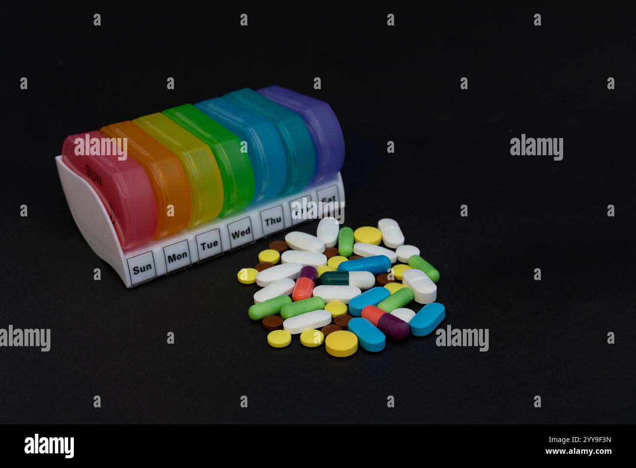 Nahaufnahme von Pillen mit einem Pillen-Organizer-Fall Stockfoto