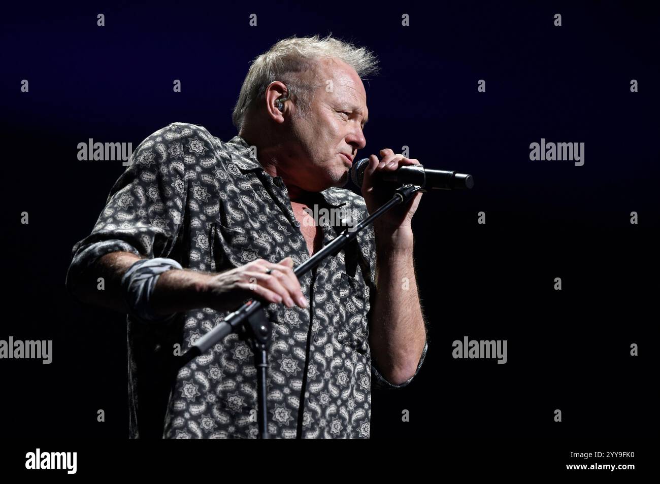 Nick van Eede von Cutting Crew live bei der 30. Nacht der Proms 2024 in der ZAG Arena. Hannover, 19.12.2024 Stockfoto