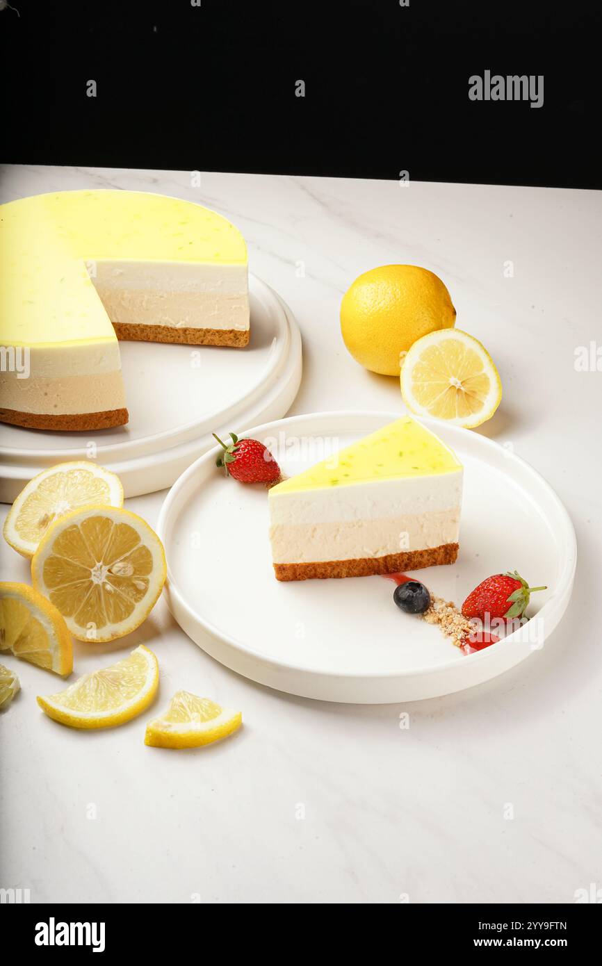 Erfrischender Zitronenkäsekuchen mit einer Kekskruste und einer ...
