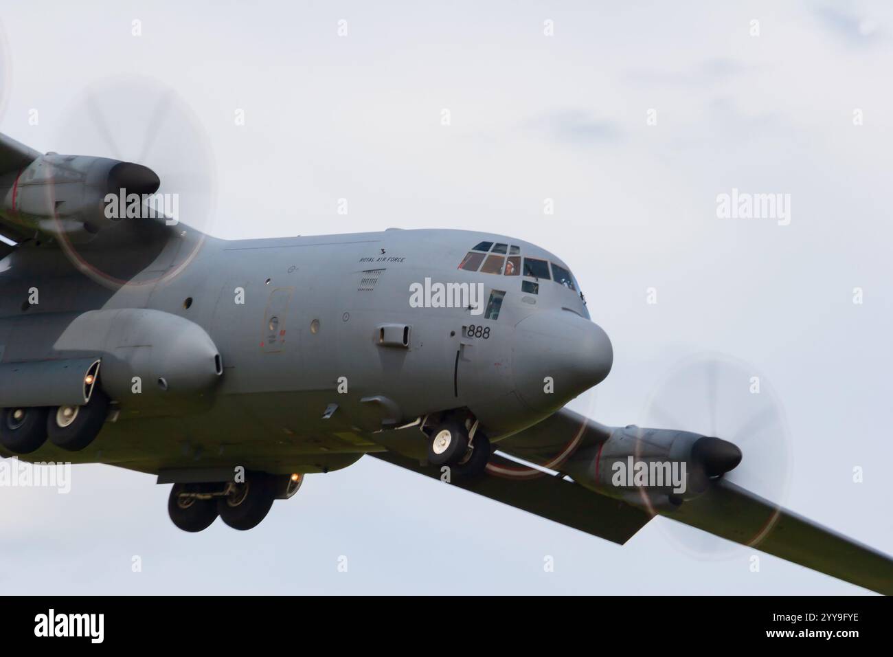 2005, Nahaufnahme des Cockpits und Piloten, Royal Air Force, RAF, Lockheed Hercules C130J Transportflugzeug auf Landanflug. ZH888, in grauem Farbschema Stockfoto