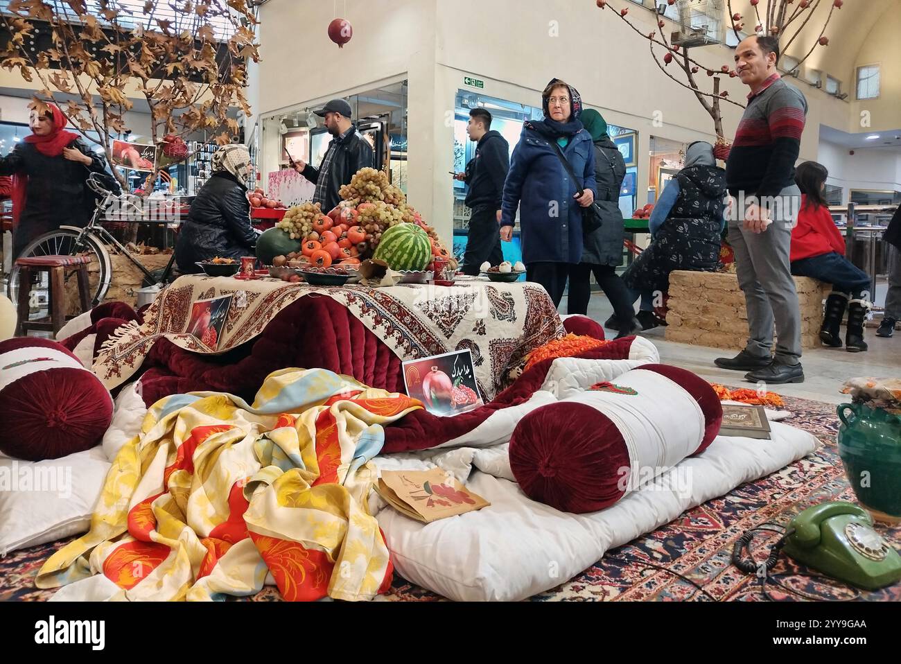 Teheran. Dezember 2024. Dieses Foto vom 20. Dezember 2024 zeigt Dekorationen für die Yalda-Nacht in einem Einkaufszentrum in Teheran, Iran. Die Yalda-Nacht, eine der ältesten Traditionen im Iran, ist es, mit der Familie die längste Nacht des Jahres zu feiern. Quelle: Shadati/Xinhua/Alamy Live News Stockfoto