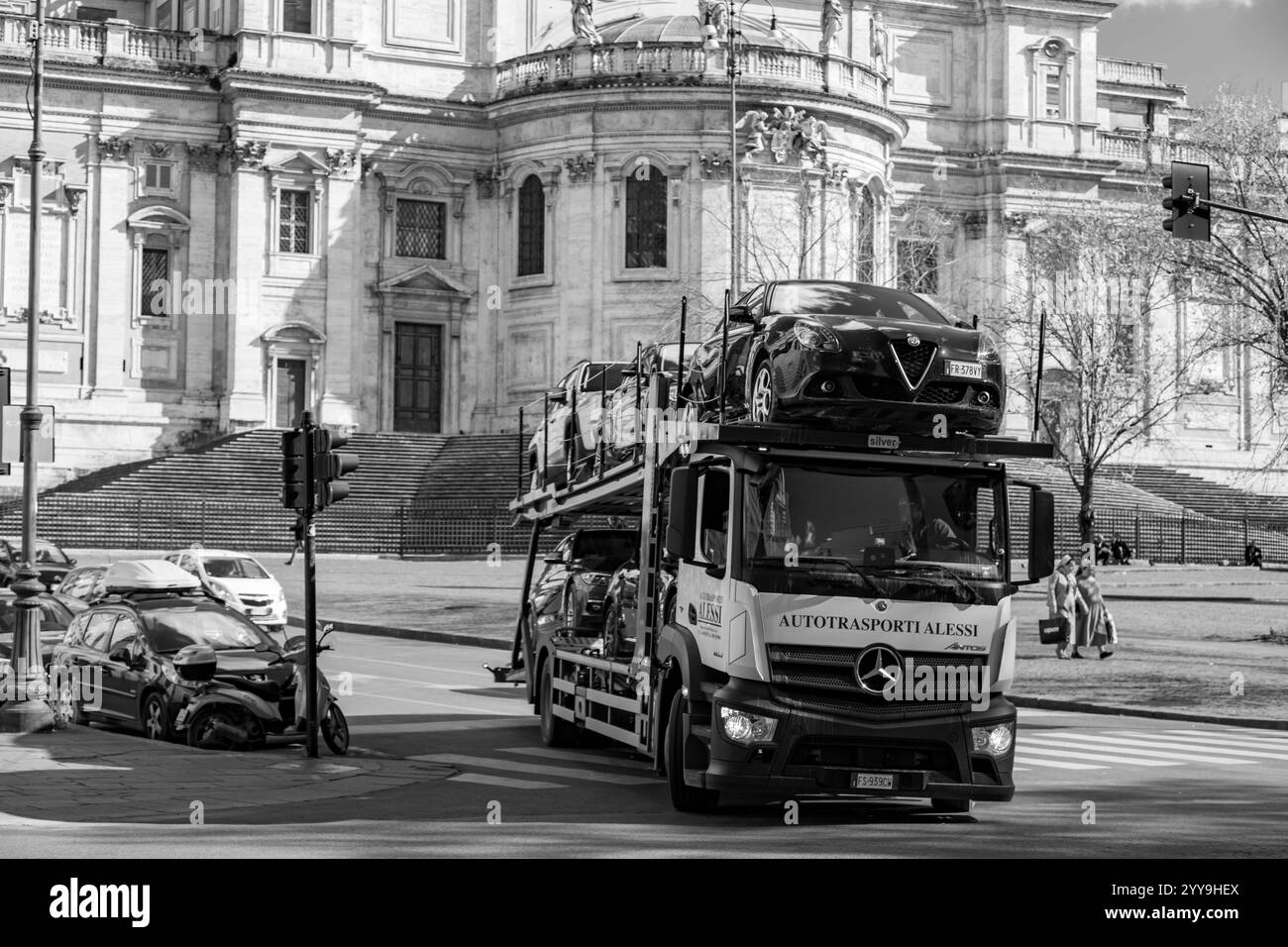 Rom, Italien - 5. April 2019: Autokraftwagen auf der Piazza Dell Esquilino in Rom, Italien. Stockfoto