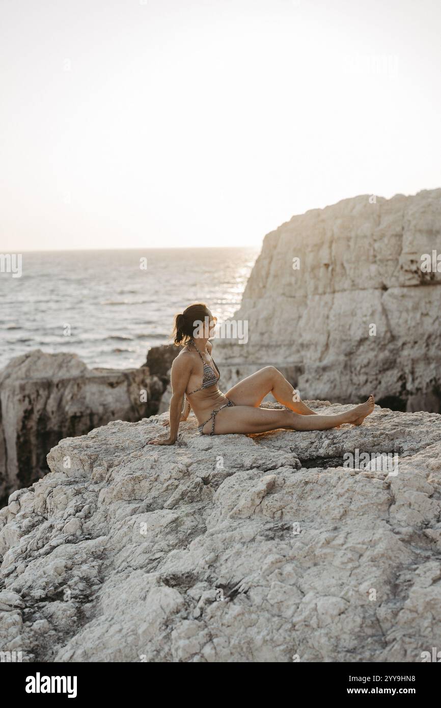 Frau im Bikini in den weißen Felsen, Aganos, Zakynthos, Griechenland, Europa Stockfoto