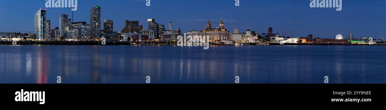 Panoramablick auf die Skyline am Wasser von Liverpool und den Fluss Mersey bei Nacht, England Stockfoto
