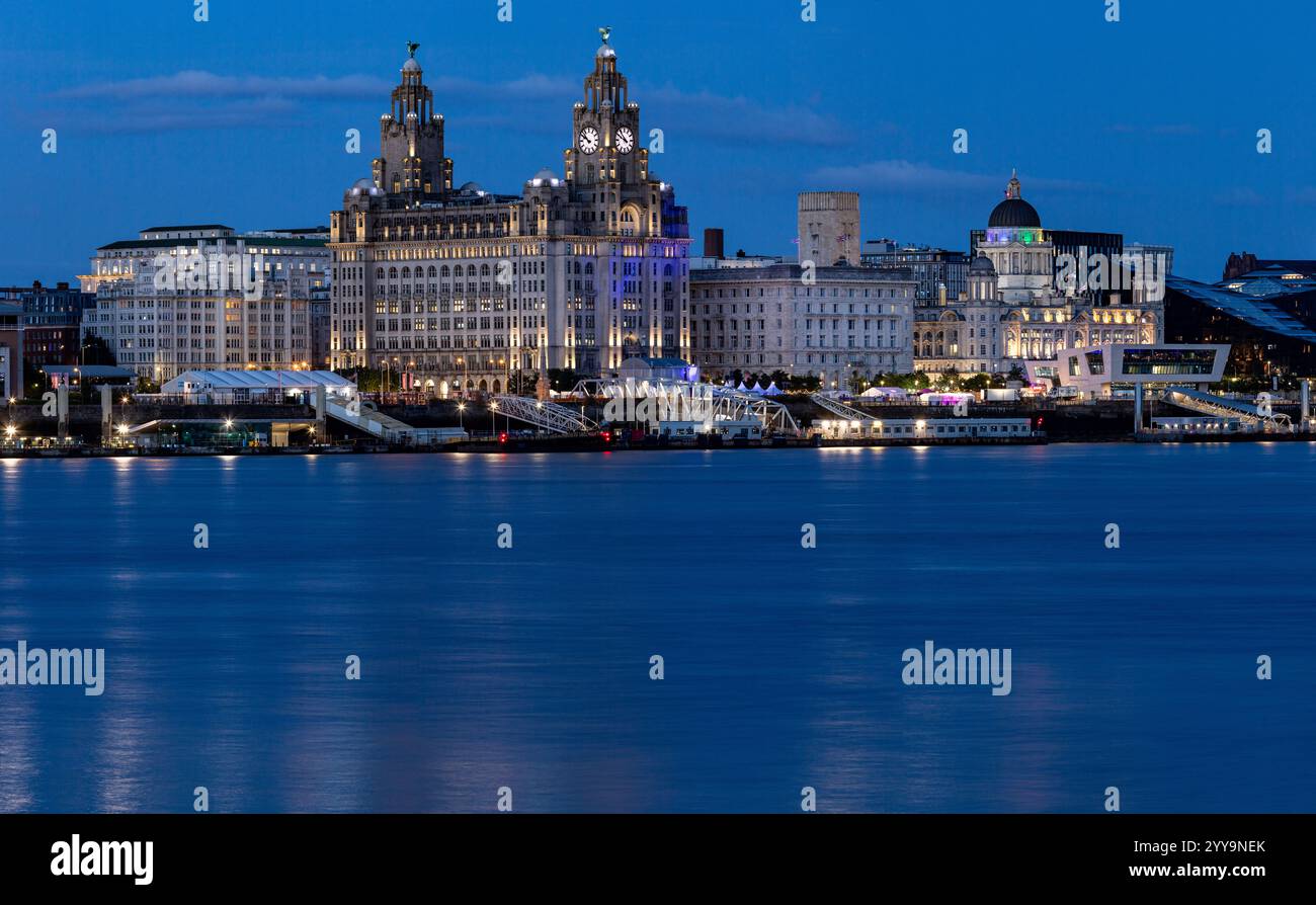 Das Royal Liver Building und River Mersey at Night, Liverpool, England Stockfoto