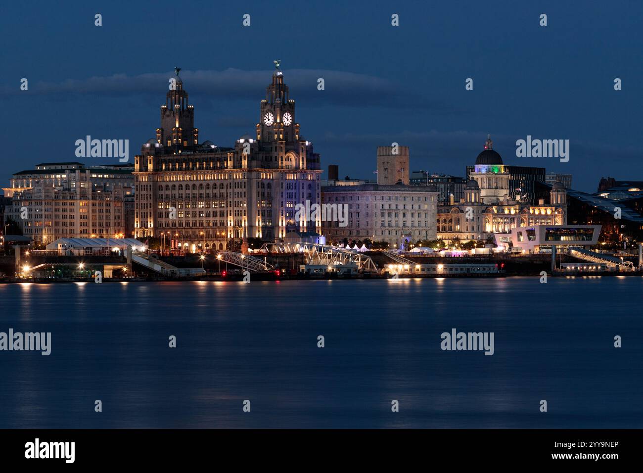 Das Royal Liver Building und River Mersey at Night, Liverpool, England Stockfoto