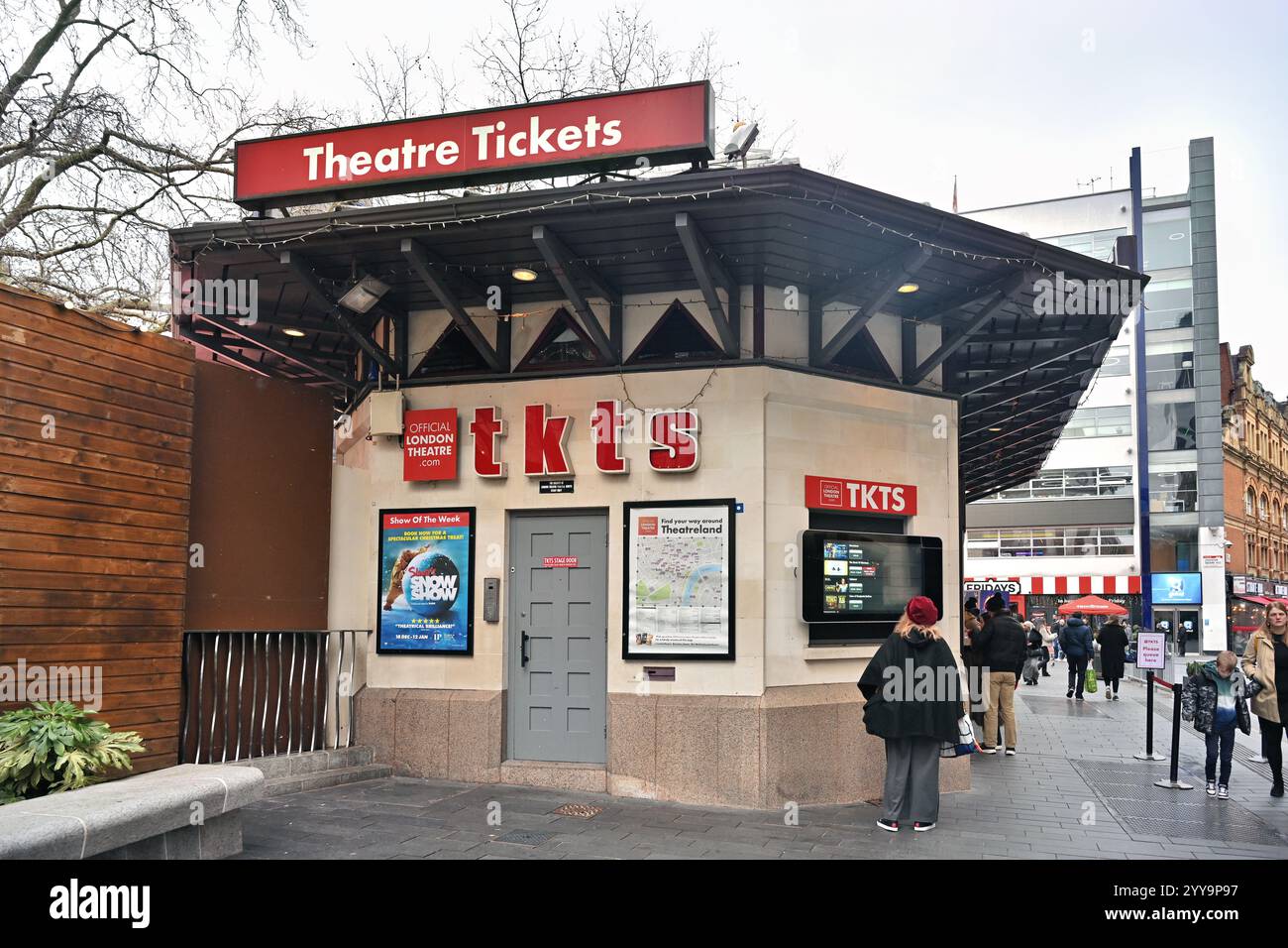 LONDON, GROSSBRITANNIEN. Dezember 2024. Fotoruf: Die Clowns der Slava Snow Show, die dieses Weihnachten im Londoner West End auftreten werden, besuchten den TKTS-Ticketschalter am Leicester Square. Das Stück wird vom 18. Dezember bis 12. Januar 2025 im Harold Pinter Theatre im Londoner West End aufgeführt. (Foto von 李世惠d/siehe Li/Picture Capital) Credit: Siehe Li/Picture Capital/Alamy Live News Stockfoto