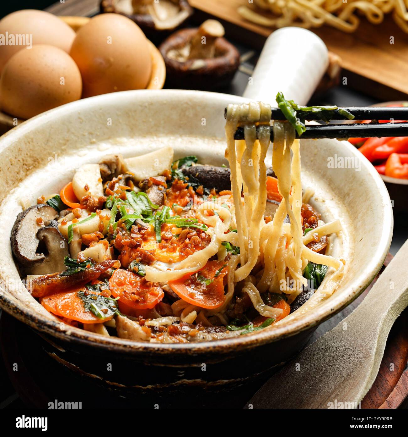 Traditionelle vietnamesische Mahlzeit mit einer Schüssel Hühnchen Pho mit frischen Kräutern, einem Banh mi Sandwich gefüllt mit gegrilltem Fleisch und Gemüse, einem Vermicelli Stockfoto