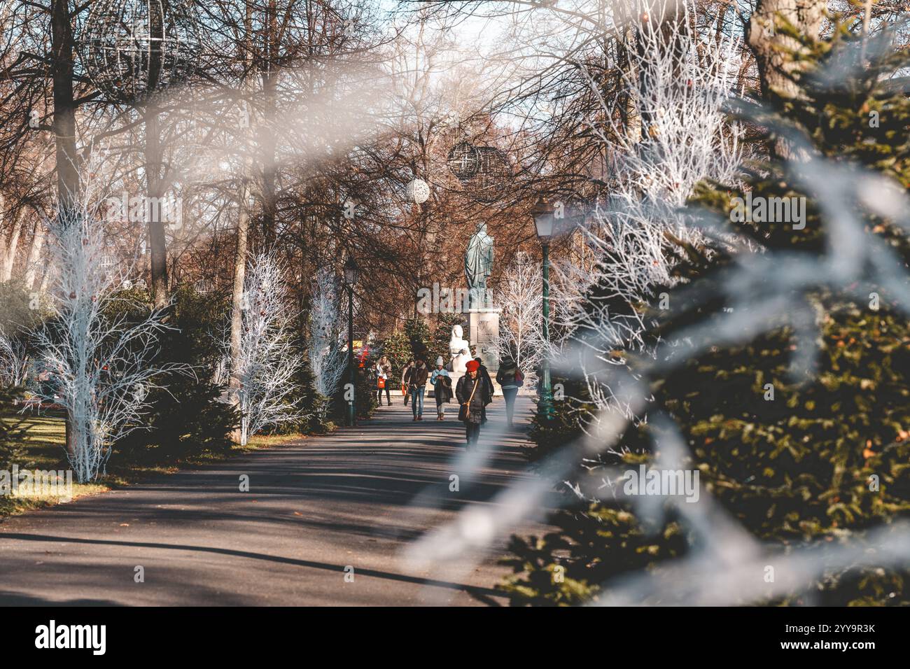 Colmar, Frankreich - 6. Dezember 2024: Champ de Mars Park, dekoriert für Weihnachten an einem sonnigen Tag Stockfoto