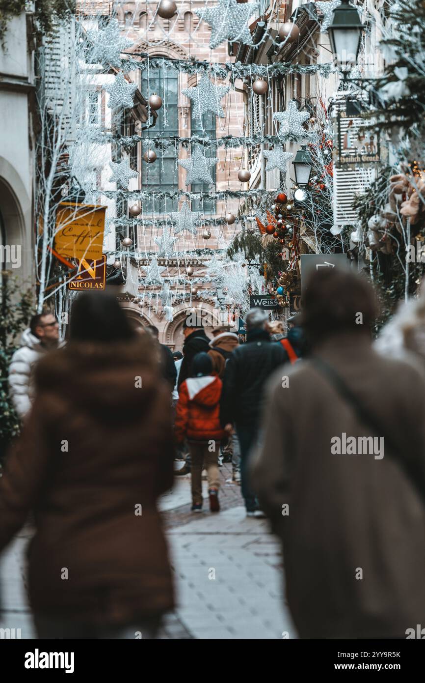 Straßburg, Frankreich - 6. Dezember 2024: Überfüllte Straßen in Straßburg Frankreich, dekoriert mit festlichen Weihnachtsdekorationen Stockfoto