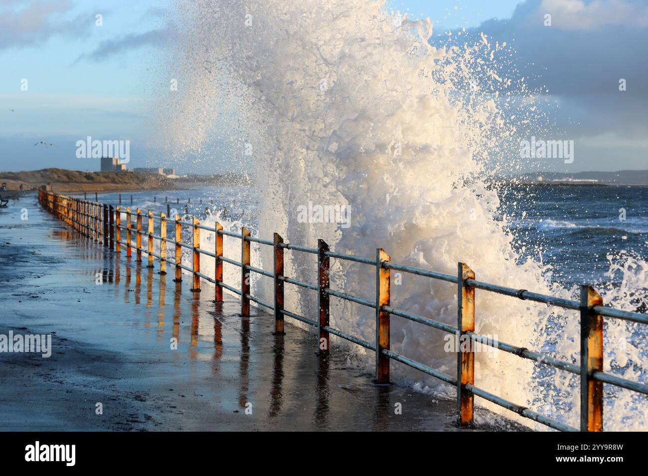 Saltcoats, Großbritannien. Dezember 2024. Für den Westen Schottlands wurden starke Winde von bis zu 60 km/h prognostiziert, die hohe Fluten auf dem Firth of Clyde an der Saltcoats Promenade verursachen. Quelle: Findlay/Alamy Live News Stockfoto