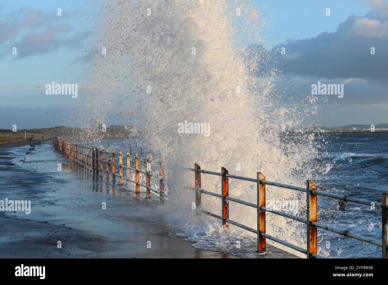 Saltcoats, Großbritannien. Dezember 2024. Für den Westen Schottlands wurden starke Winde von bis zu 60 km/h prognostiziert, die hohe Fluten auf dem Firth of Clyde an der Saltcoats Promenade verursachen. Quelle: Findlay/Alamy Live News Stockfoto