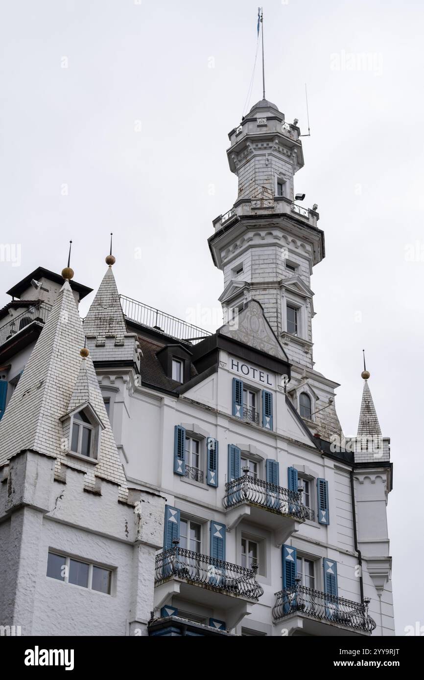 Luzern, Schweiz - 9. Dezember 2024: Nahaufnahme des berühmten Hotels Schloss Gutsch auf einem Hügel mit Blick auf Luzern Stockfoto