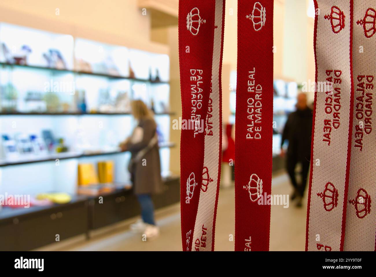 Menschen aus dem Blickfeld mit Lanyards, die mit Palacio Real de Madrid gewebt sind, und Kronen im Vordergrund im Museumsshop Royal Palace Madrid Spain Europe Stockfoto