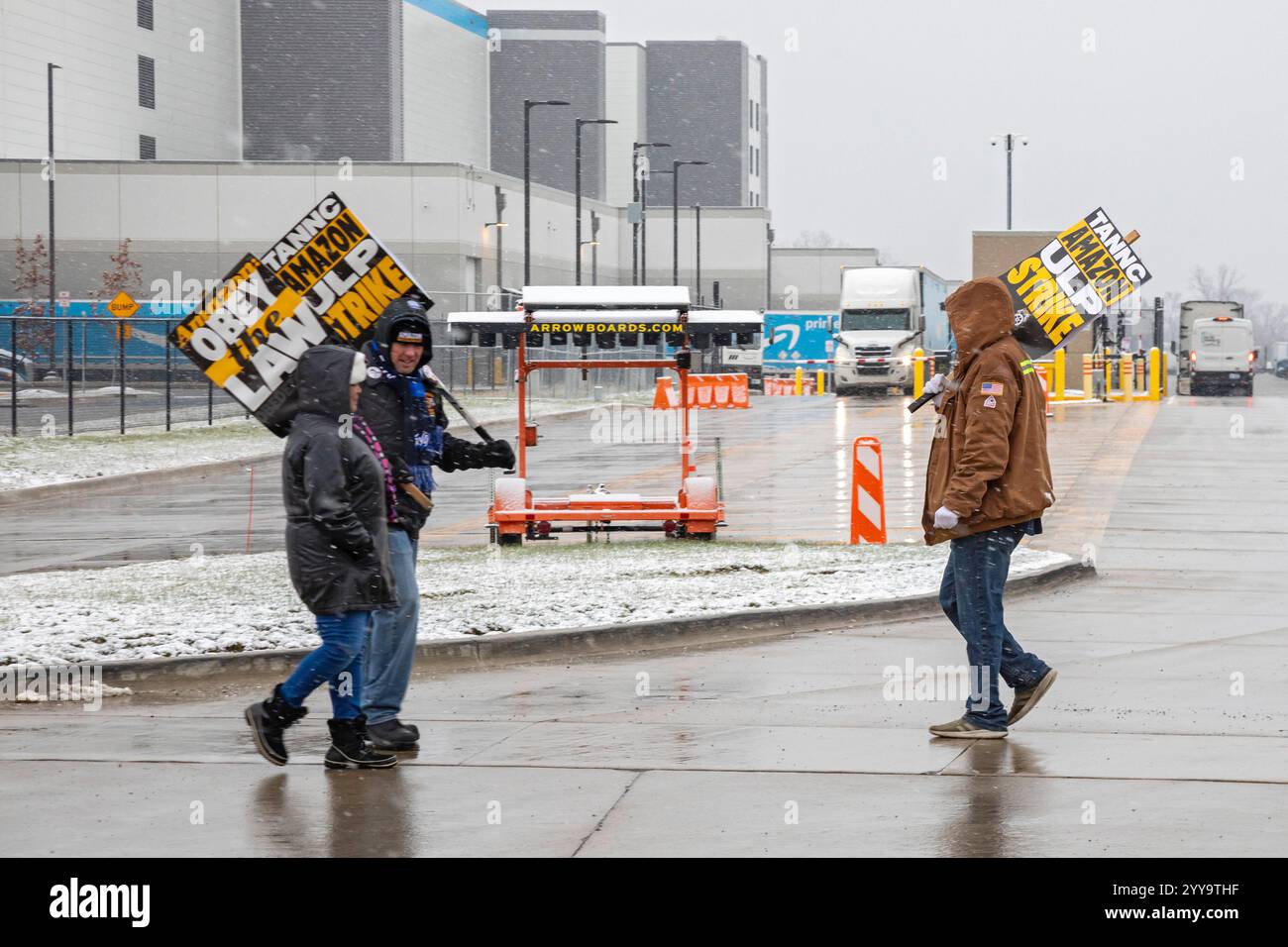 Detroit, Michigan, USA. Dezember 2024. Mitglieder der Teamsters Union stellen das Versandzentrum von Amazon Detroit zur Verfügung, um Unionmitglieder zu unterstützen, die in sieben Amazon-Einrichtungen im ganzen Land angreifen. Quelle: Jim West/Alamy Live News Stockfoto