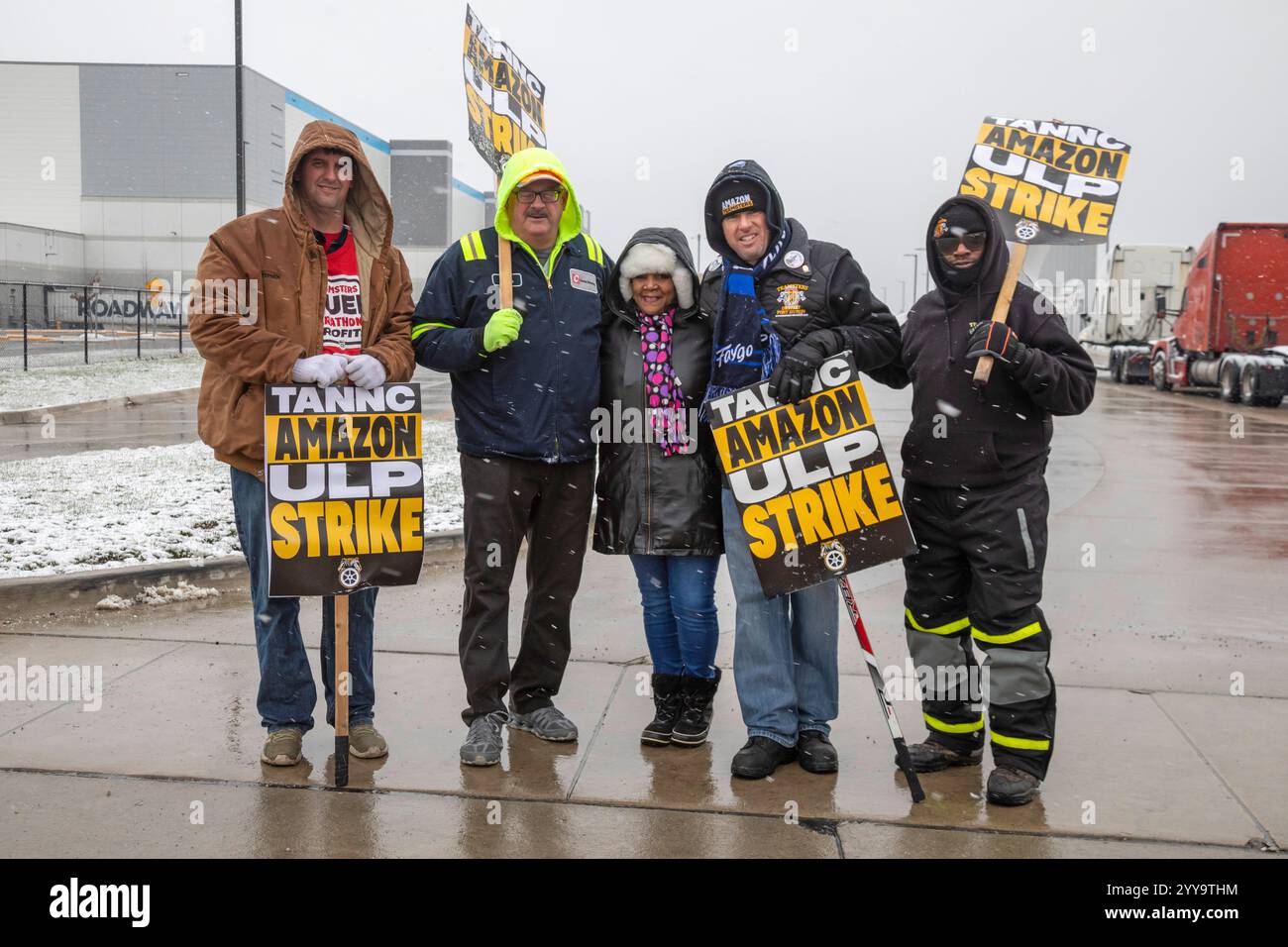 Detroit, Michigan, USA. Dezember 2024. Mitglieder der Teamsters Union stellen das Versandzentrum von Amazon Detroit zur Verfügung, um Unionmitglieder zu unterstützen, die in sieben Amazon-Einrichtungen im ganzen Land angreifen. Quelle: Jim West/Alamy Live News Stockfoto