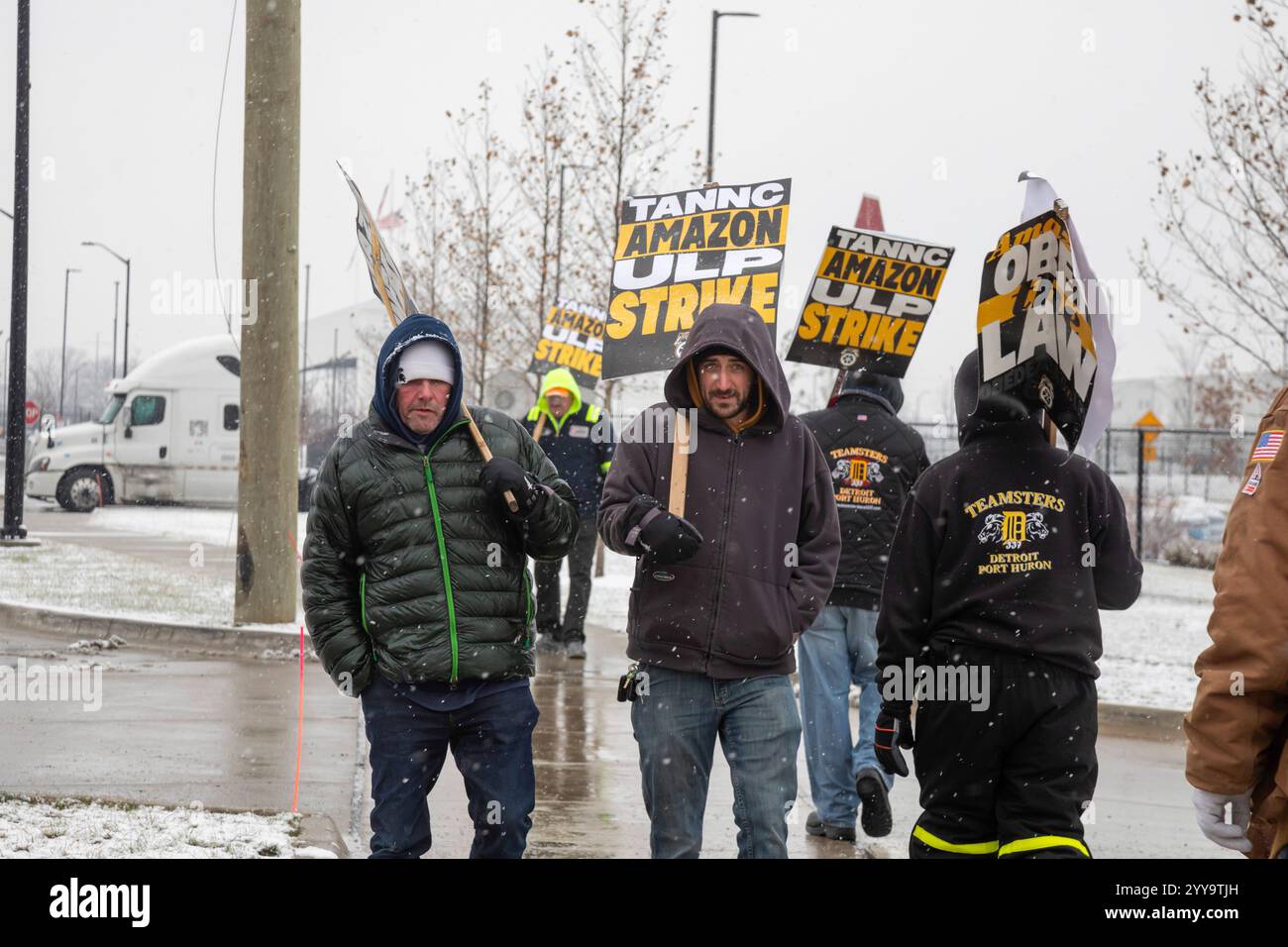 Detroit, Michigan, USA. Dezember 2024. Mitglieder der Teamsters Union stellen das Versandzentrum von Amazon Detroit zur Verfügung, um Unionmitglieder zu unterstützen, die in sieben Amazon-Einrichtungen im ganzen Land angreifen. Quelle: Jim West/Alamy Live News Stockfoto