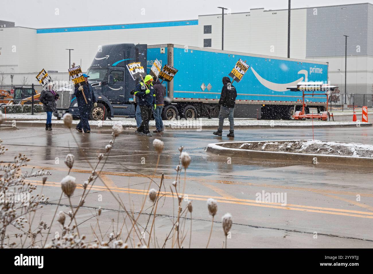 Detroit, Michigan, USA. Dezember 2024. Mitglieder der Teamsters Union stellen das Versandzentrum von Amazon Detroit zur Verfügung, um Unionmitglieder zu unterstützen, die in sieben Amazon-Einrichtungen im ganzen Land angreifen. Quelle: Jim West/Alamy Live News Stockfoto
