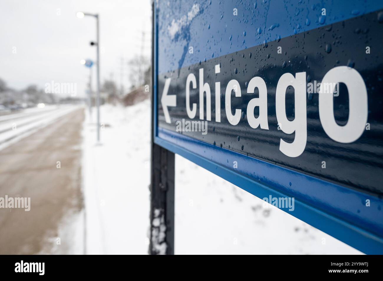 Chicago, USA. 20. Dezember 2024. Chicago Wetter – Beschilderung in die Innenstadt, wenn der Schnee in den westlichen Vororten von Chicago vor der morgigen Wintersonnenwende eintrifft, die den kürzesten Tag und die längste Nacht des Jahres markiert, die offizielle Ankunft des astronomischen Winters. Quelle: Stephen Chung / Alamy Live News Stockfoto