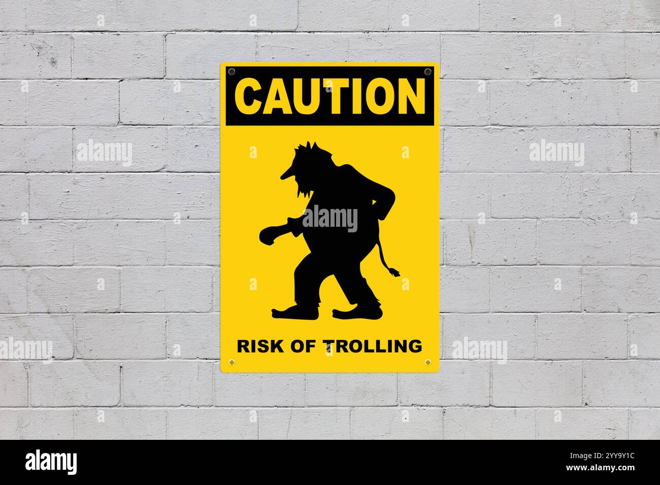 Gelbes Warnschild, das an eine Wand des Schlackenblocks geschraubt wurde, um vor einer Bedrohung zu warnen. In der Mitte des Panels befindet sich ein Blitz, der auf ein Mannsymbol trifft Stockfoto