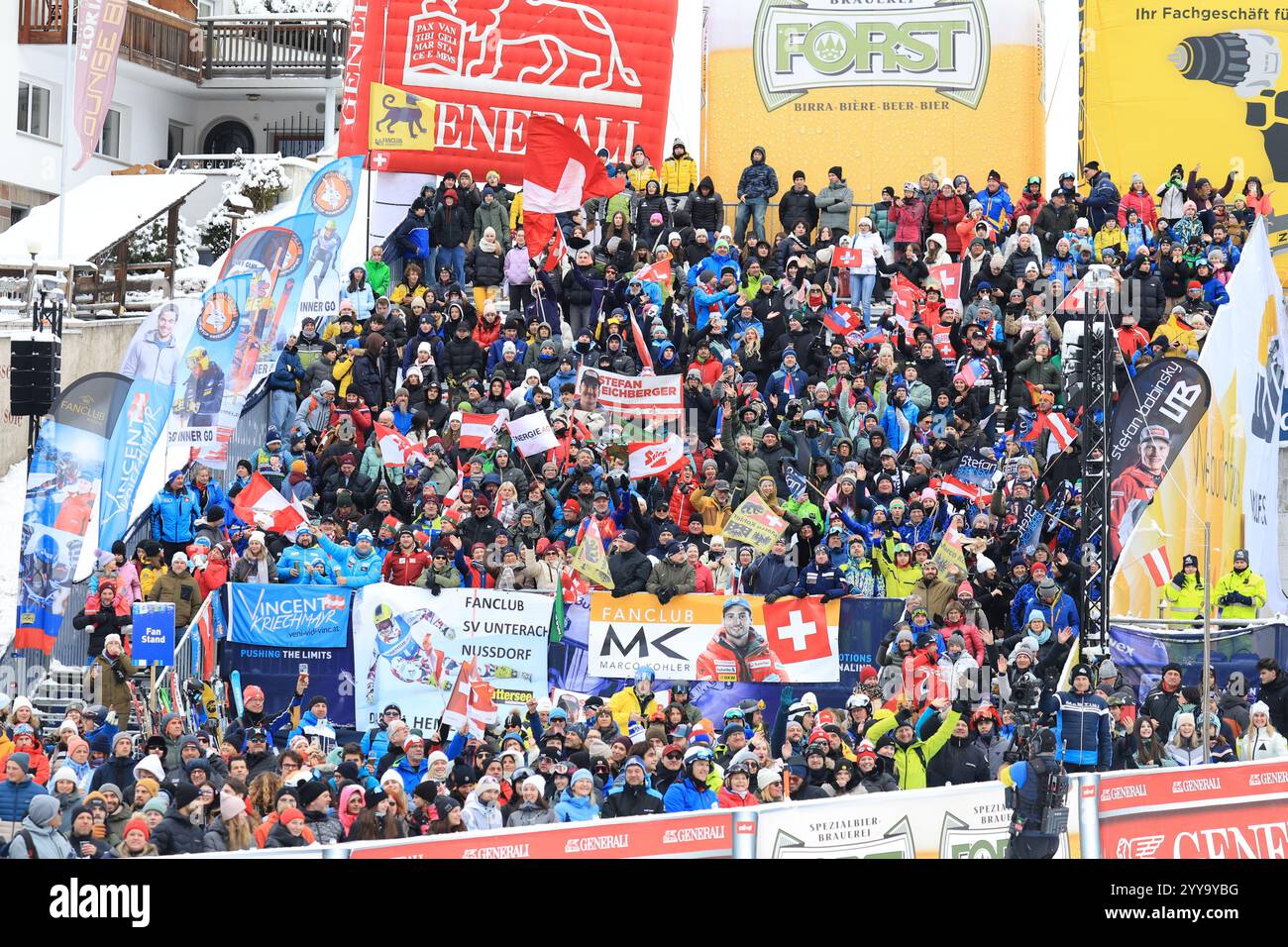 Val Gardena, Groden, Italien. Dezember 2024. Audi FIS Ski World Cup, Herren Super G; Fans Credit: Action Plus Sports/Alamy Live News Stockfoto