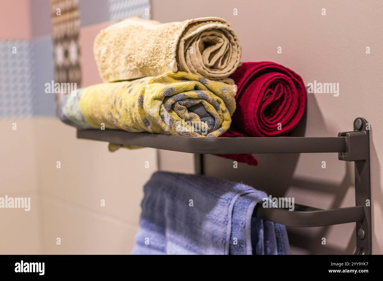 Schuss der Handtücher auf dem Handtuchhalter Stockfoto