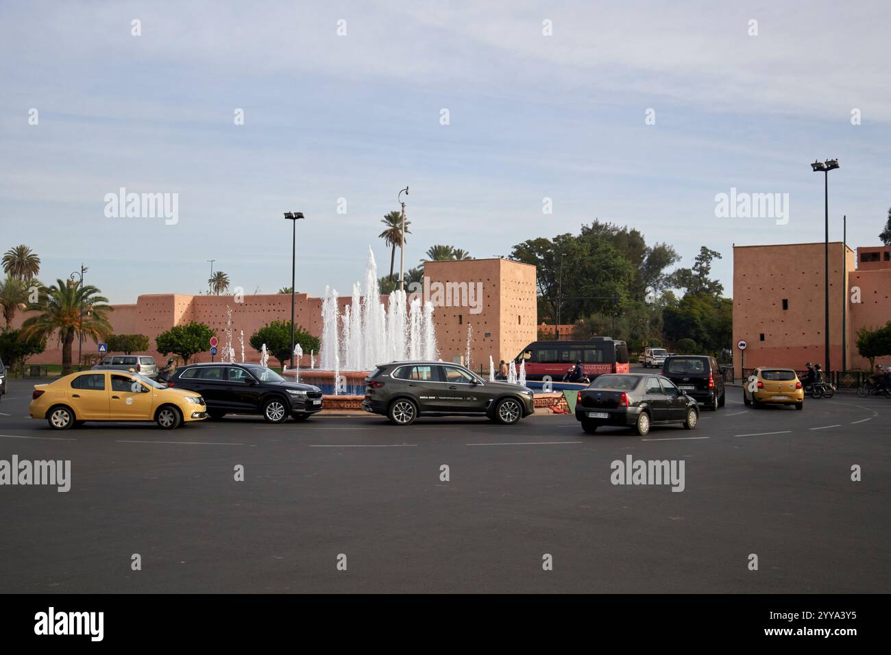 Springbrunnen im Kreisverkehr an der Straße Place bab jdid, eines der alten Stadttoren marrakesch, marokko Stockfoto
