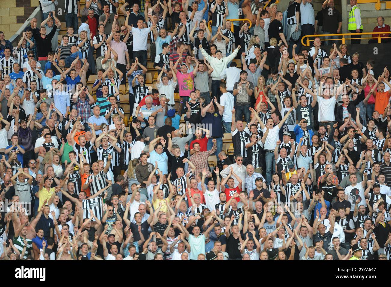 Newcastle vereinte die Auswärtsfans in Molineux. Barclays Premier League - Wolverhampton Wanderers gegen Newcastle United Stockfoto