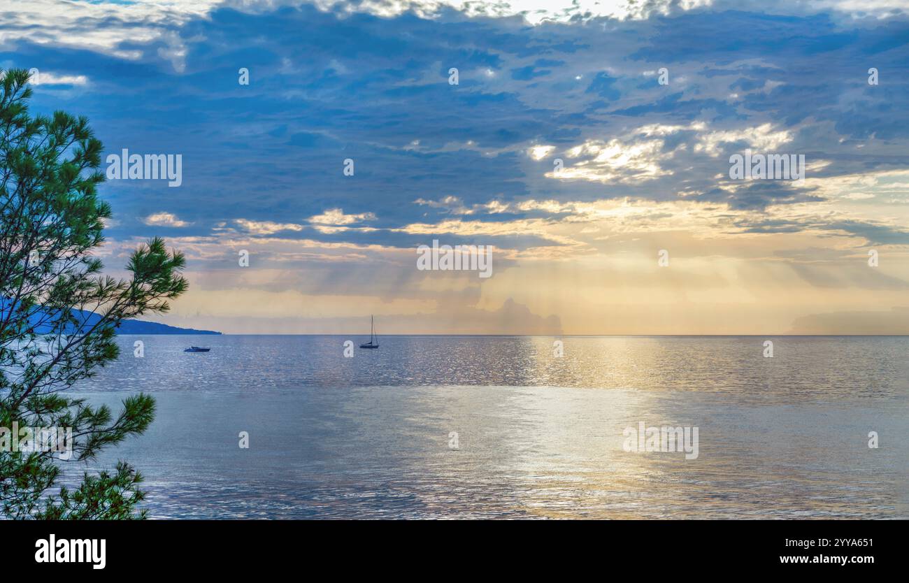 Fantastisches rosafarbenes Panorama des Mittelmeers bei Sonnenaufgang im Sommer an der französischen Riviera. Fantastische Erholung und Urlaub hier in Südeuropa Stockfoto