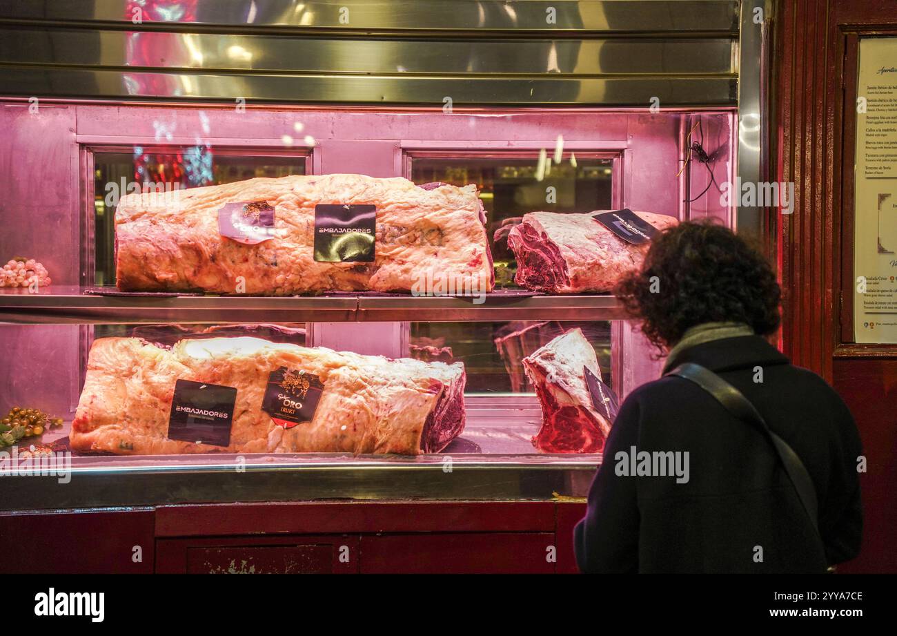 Marmoriertes Rindfleisch in einem spanischen Restaurant auf der Plaza Mayor, Madrid, Spanien. Stockfoto