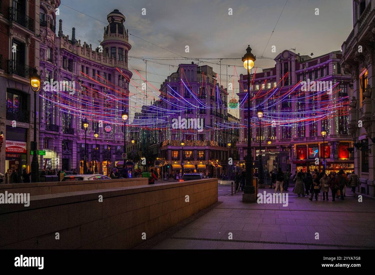 Geschäftige Straßen während der Weihnachtszeit, während der Festtage von Madrid, Spanien. Stockfoto