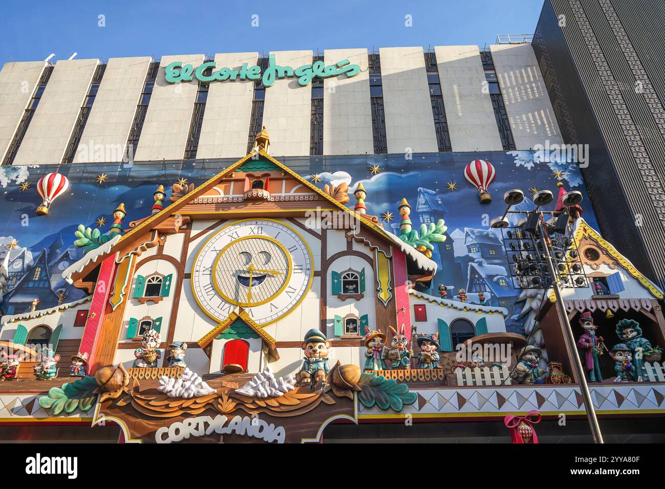 Weihnachtsshow, im Fassadengebäude El Corte Ingles, Einkaufszentrum, Madrid, Spanien. Dezember 2024 Stockfoto