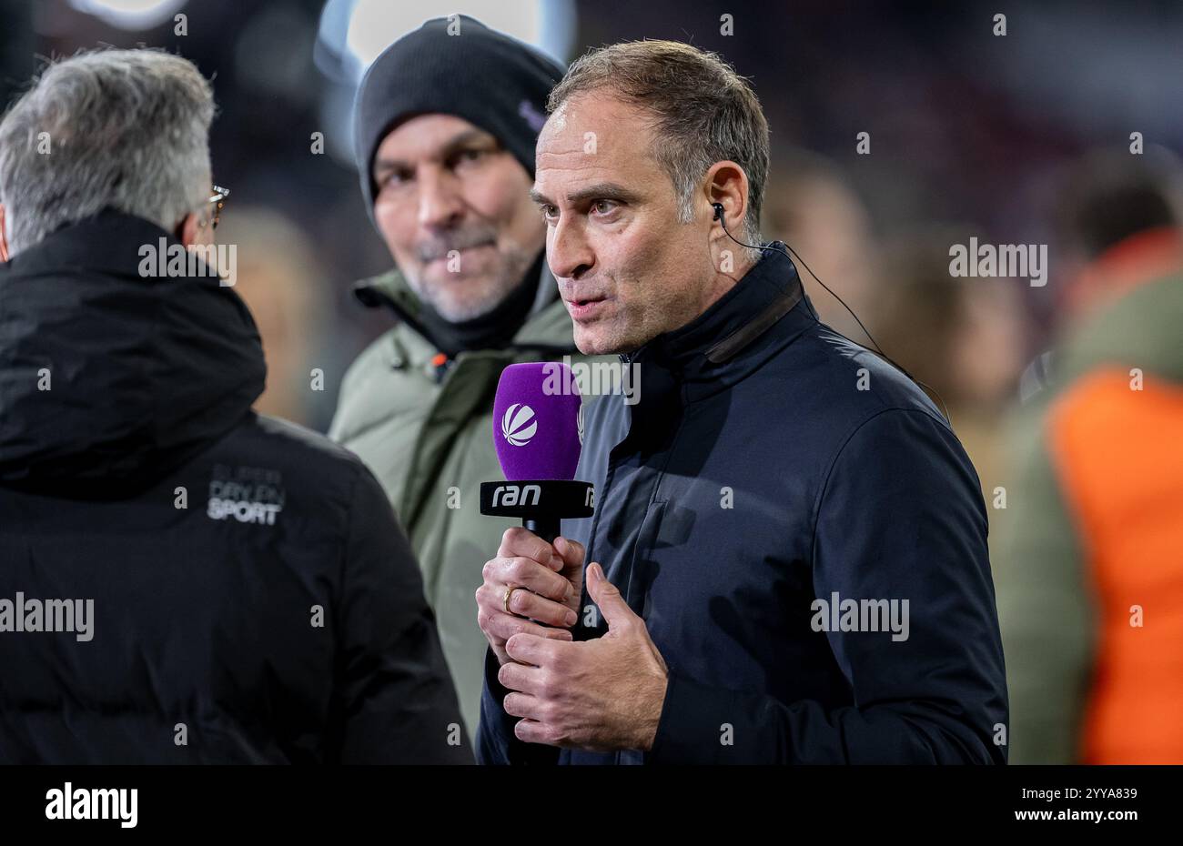 Oliver Mintzlaff (Aufsichtsratsvorsitzender, RB Leipzig) beiim Fernseh - Interview mit Sat.1 vor der Partie. GER, FC Bayern München gegen RB Leipzig, Fussball, Bundesliga, 15. Spieltag, Spielzeit 2024/2025, 20.12.2024. (DIE DFL-DFB-VORSCHRIFTEN VERBIETEN DIE VERWENDUNG VON FOTOS ALS BILDSEQUENZEN UND/ODER QUASI-VIDEO). Foto: Eibner-Pressefoto/Heike Feiner Stockfoto