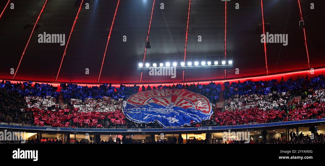 Choreo, Choreographie, Fanaktion Fanblock, Fans, Fankurve, Flaggen, Fahnen, Stimmung, stimmungsvoll RBL FC Bayern München vs. RB Leipzig, Fussball, Bundesliga, Spieltag 15, Saison 2024/2025, 20.12.2024 DFL-VORSCHRIFTEN VERBIETEN DIE VERWENDUNG VON FOTOGRAFIEN ALS BILDSEQUENZEN UND/ODER QUASI-VIDEO Foto: Eibner-Pressefoto/Michael Weber Stockfoto