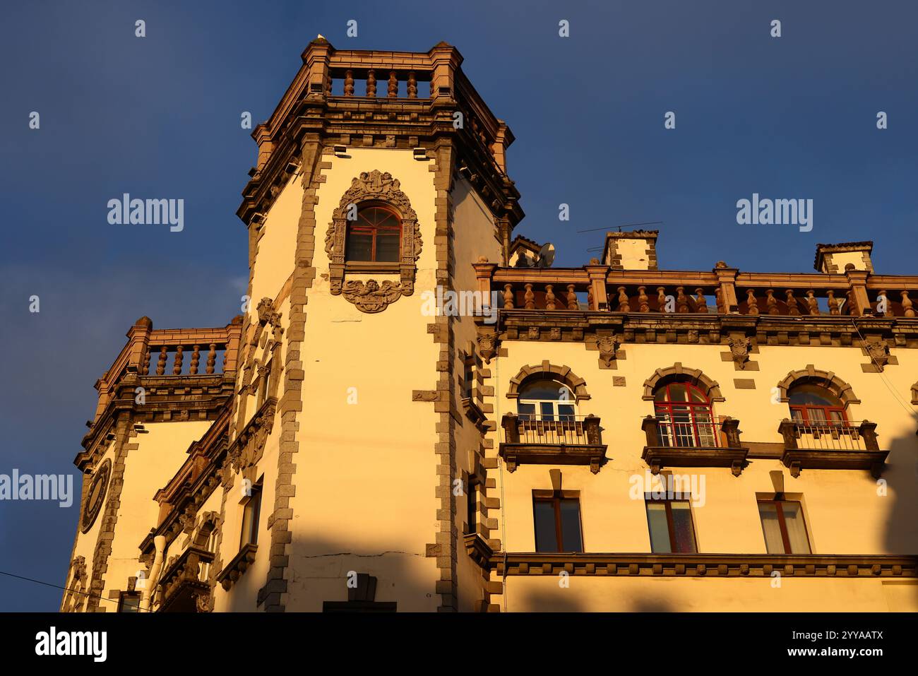 Ein historisches Gebäude mit atemberaubender dekorativer Architektur unter Abendlicht Stockfoto