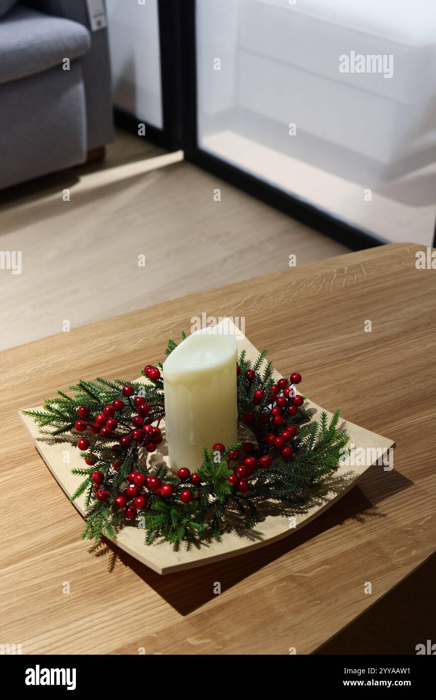 Dieses Kerzenarrangement bietet wunderschöne Weihnachtsdekorationen und schafft eine charmante Atmosphäre Stockfoto