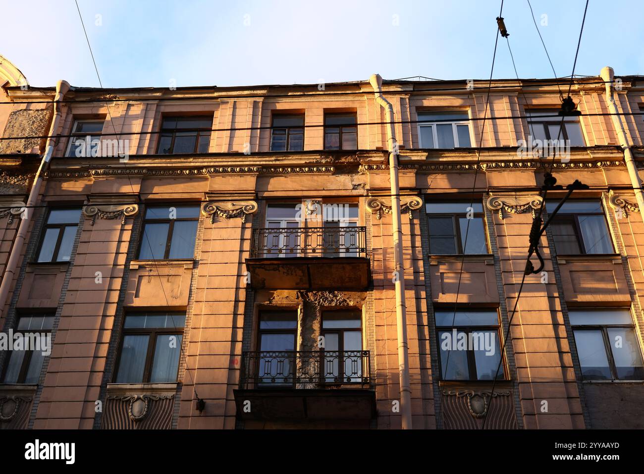 Die prunkvolle Fassade eines Wohngebäudes zeigt herrliche Architektur und lädt zum Erkunden ein Stockfoto