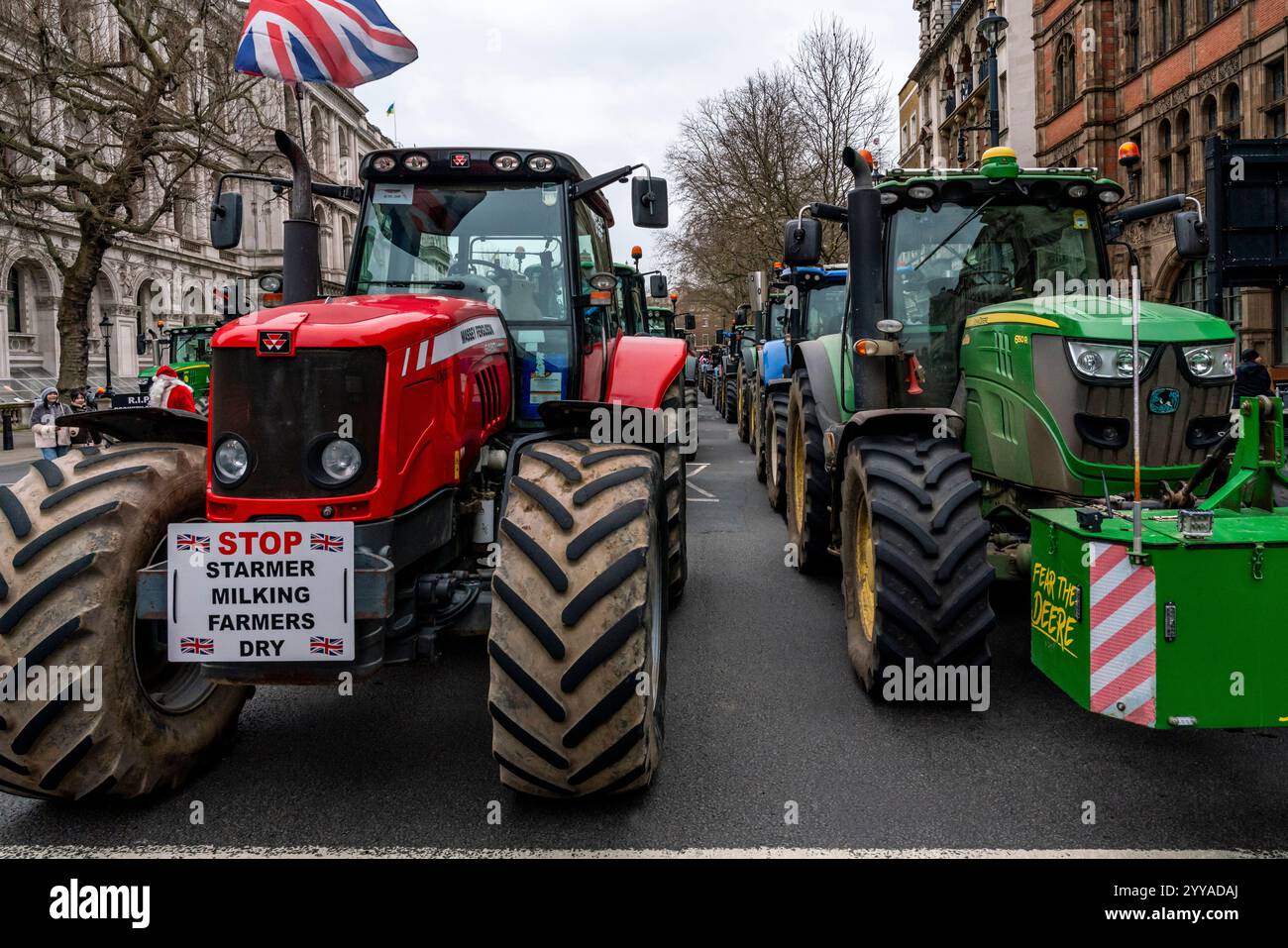 Bauern, die über die neuen Steueränderungen der Regierung verärgert sind, bringen ihre Traktoren nach Whitehall, um 600 Eine Traktorparade in Westminster, London, Großbritannien, zu veranstalten. Stockfoto