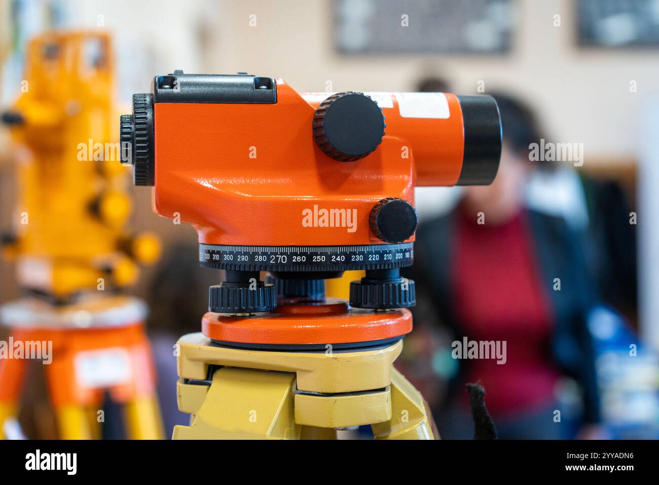 Nahaufnahme eines orangen Vermessungsgerätes Stockfoto
