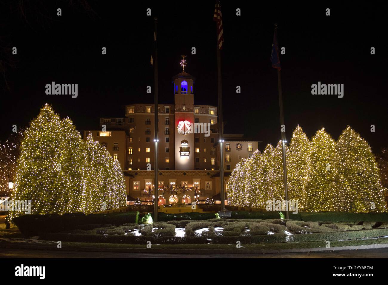 Feiertags- und Weihnachtsbeleuchtung im Broadmoor Hotel und nahe gelegenen Häusern. Dez. 2024 Stockfoto