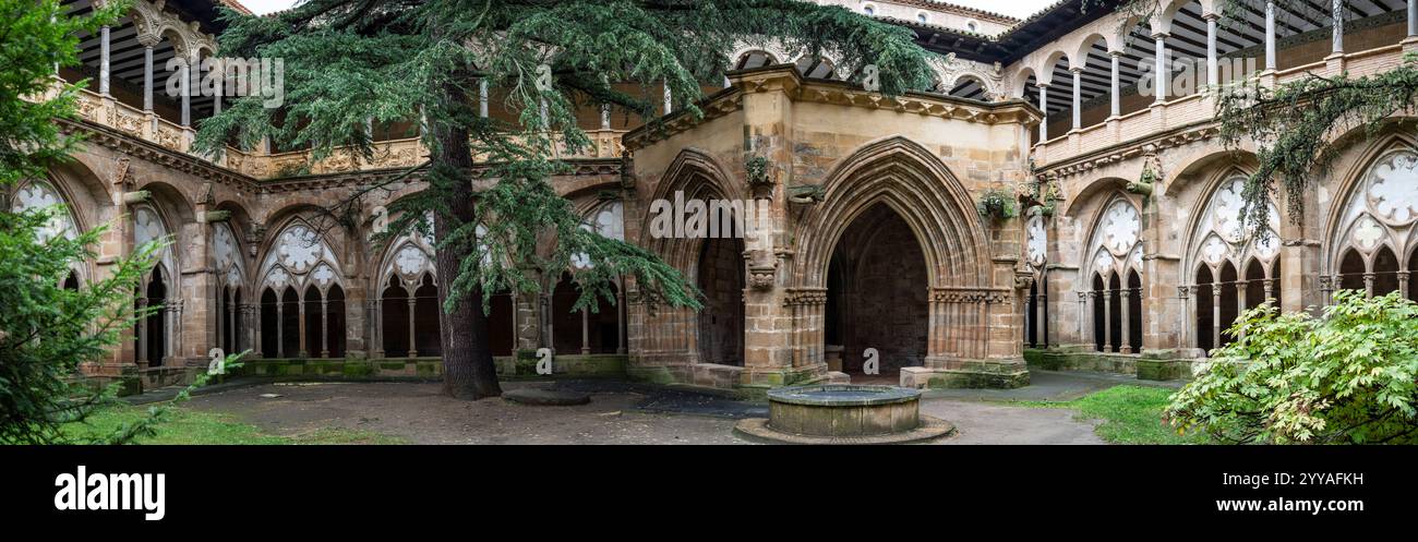Königliches Kloster Santa María de Veruela Zisterzienserabtei, gotischer Kreuzgang aus dem 14. Jahrhundert, Vera de Moncayo, Provinz Zaragoza, Spanien Stockfoto