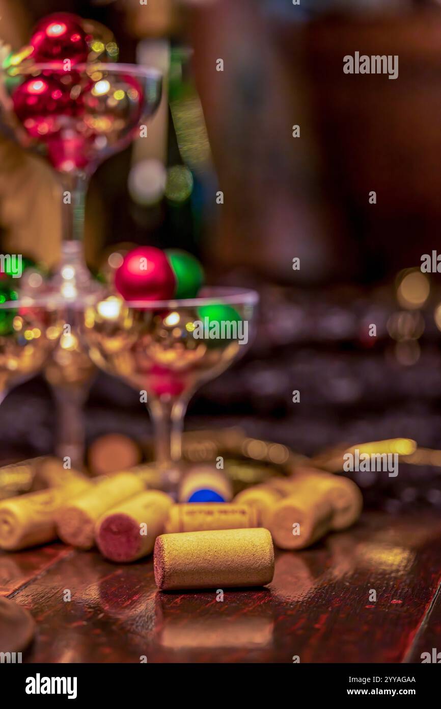 Festliche Weihnachtsgetränk-Szene mit Korken, Champagnergläsern und festlichen Ornamenten (coole Farben) Stockfoto
