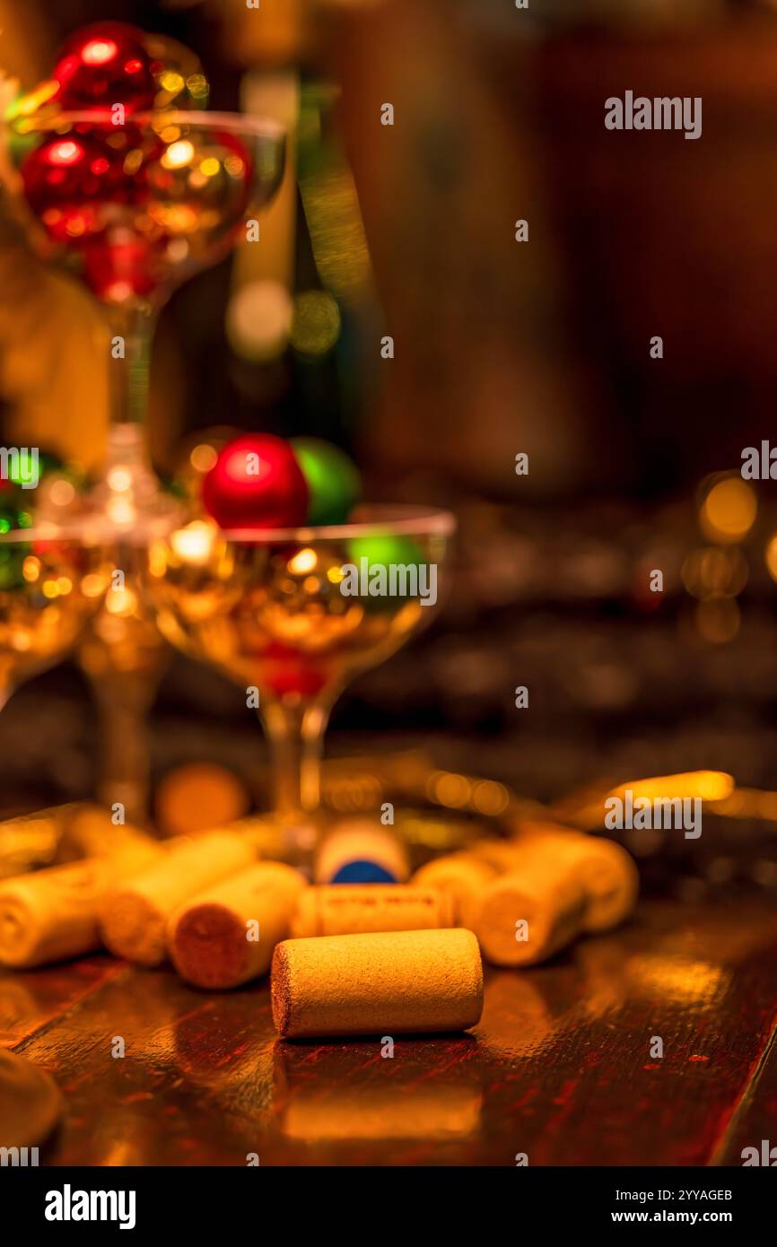 Festliche Weihnachtsgetränk-Szene mit Korken, Champagnergläsern und festlichen Ornamenten (warme Farben) Stockfoto