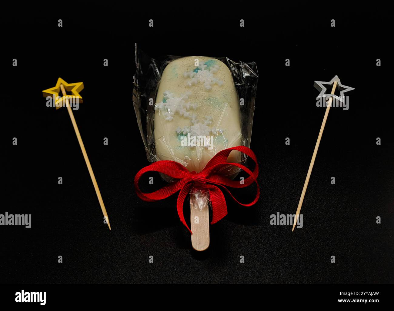 Festliche Leckerbissen: Hausgemachte Süßigkeiten-Eiscreme in winterlicher Eleganz Stockfoto