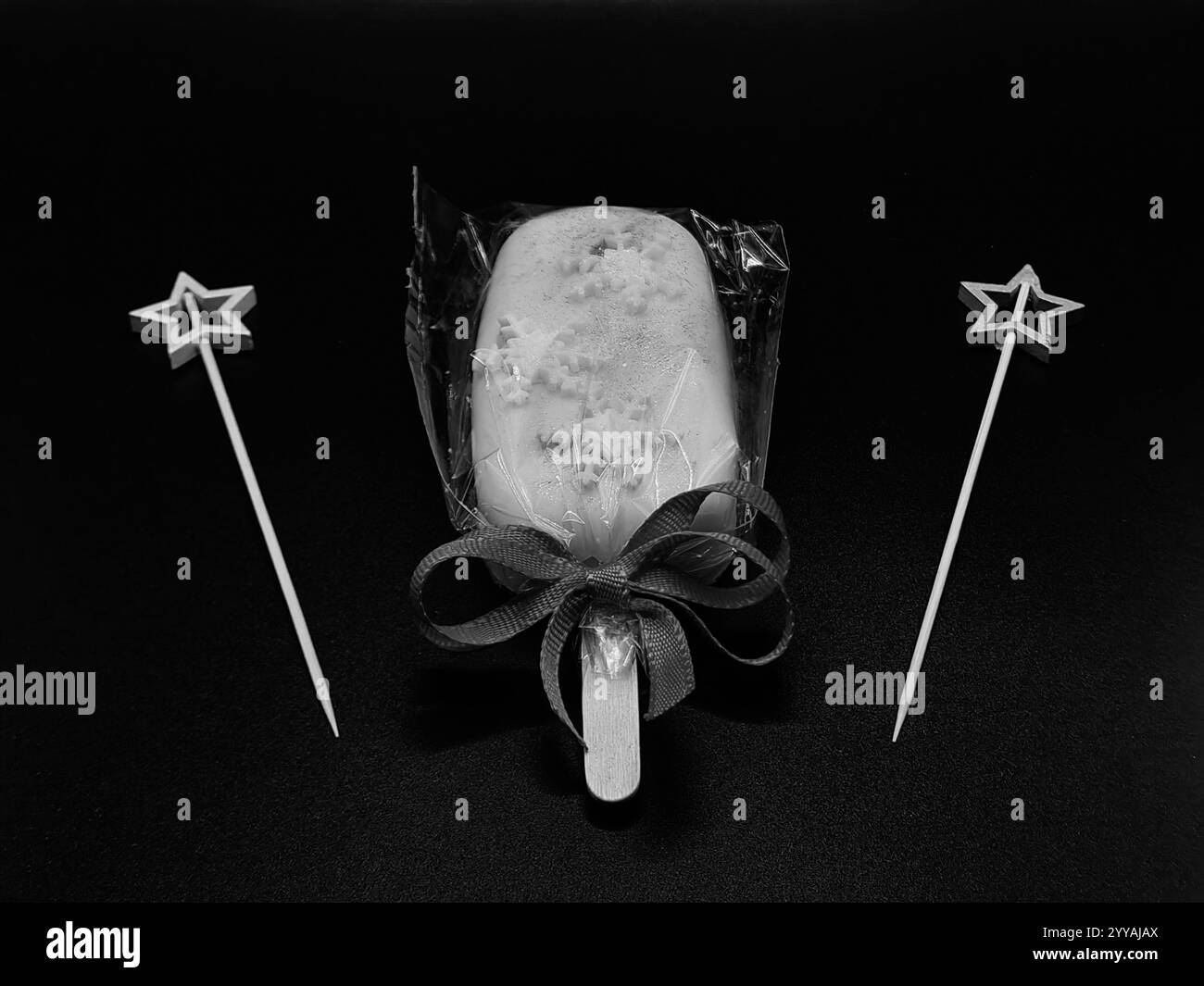 Festliche Leckerbissen: Hausgemachte Süßigkeiten-Eiscreme in winterlicher Eleganz Stockfoto