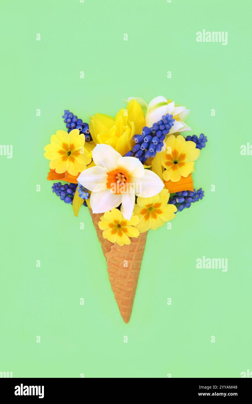 Surreale Ostereiskegel mit Frühlingsblumen auf grünem Hintergrund. Saisonale abstrakte Komposition für Logo, Karte, Git-Tag. Stockfoto