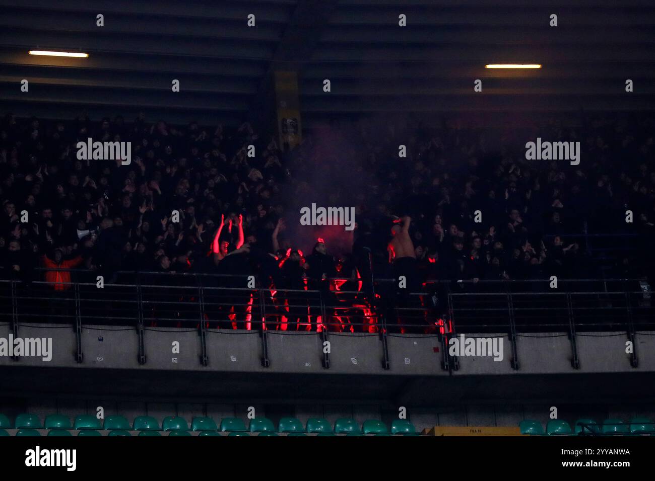 Verona, Italien. Dezember 2024. Mailand feiert in Aktion während des Fußballspiels der Serie A zwischen Hellas Verona und Mailand im Stadion Marcantonio Bentegodi in Nord-Est-Italien - Freitag, 20. Dezember 2024. Sport - Fußball (Foto: Paola Garbuio /Lapresse) Credit: LaPresse/Alamy Live News Stockfoto