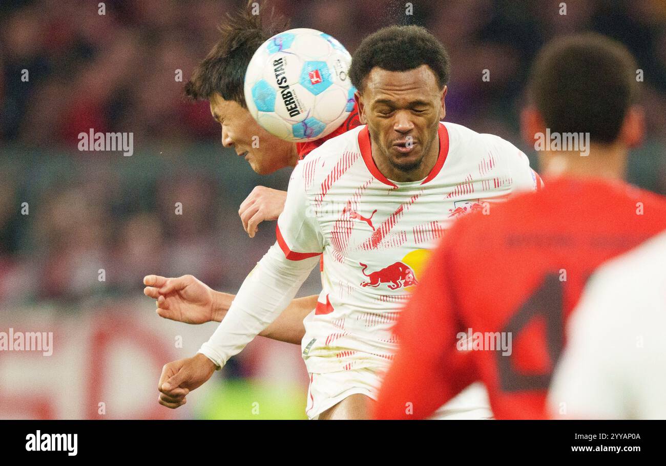 MinJae Kim, Min-Jae Kim, FCB 3 kämpfen um den Ball, Tackling, Duell, Header, zweikampf, Action, Kampf gegen Lois Openda im Spiel FC BAYERN MÜNCHEN - RB LEIPZIG am 20. Dezember 2024 in München. Saison 2024/2025, 1.Bundesliga, FCB, München, Spieltag 15, 15.Spieltag Fotograf: ddp Images/STAR-Images - DFL-VORSCHRIFTEN VERBIETEN JEDE VERWENDUNG VON FOTOS als BILDSEQUENZEN und/oder QUASI-VIDEO - Credit: ddp Media GmbH/Alamy Live News Stockfoto